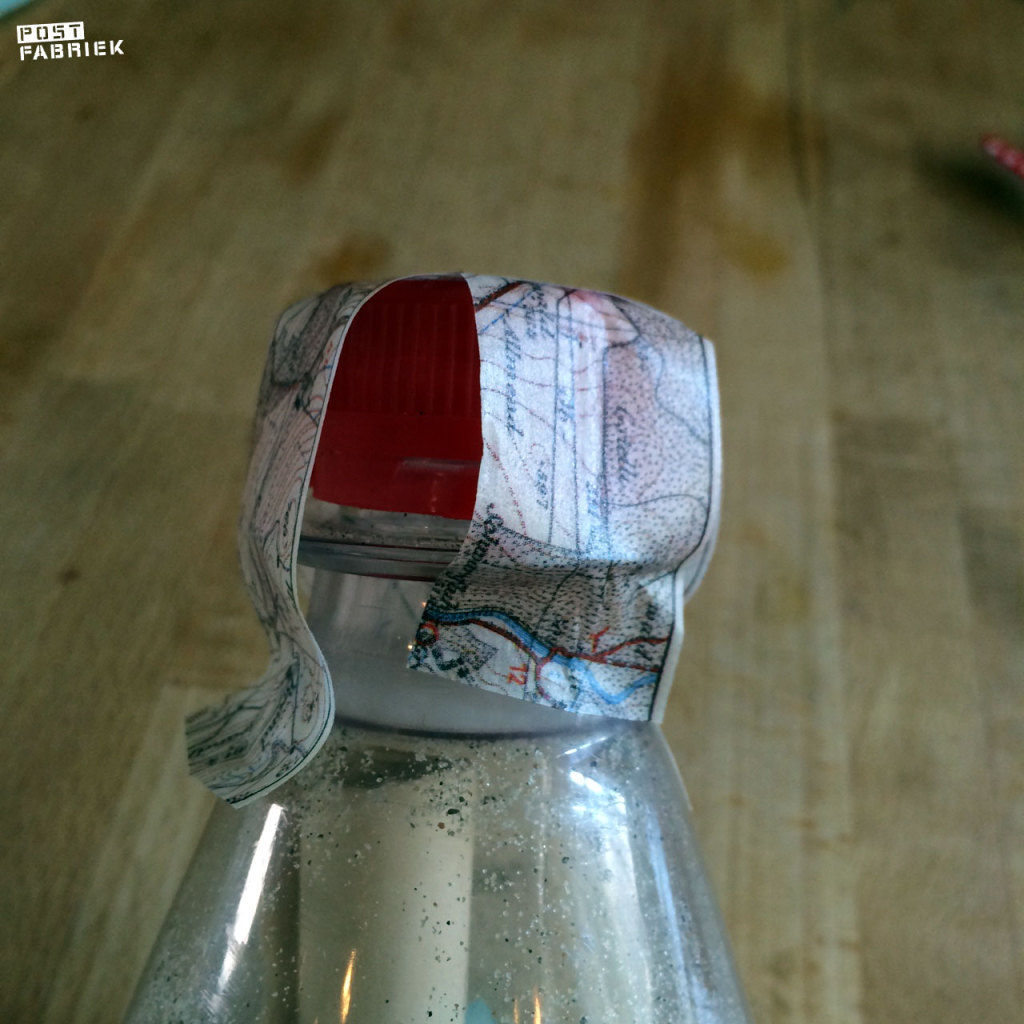 De rode flessendop verstoppen onder wat masking tape