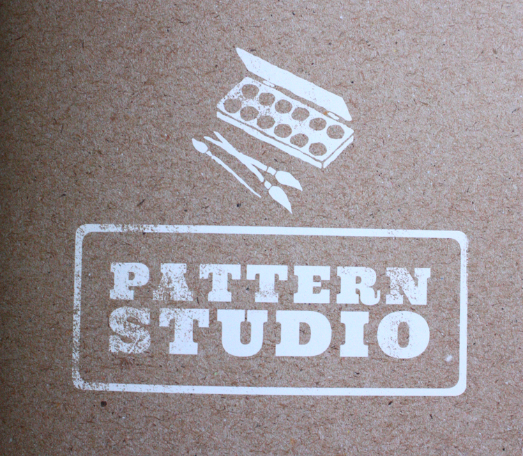 Flow Book is onderverdeeld in drie hoofdstukken: paper studio, pattern studio en print studio.