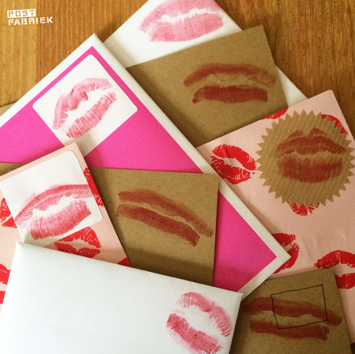 Kims stapel met gekuste kaarten voor Valentijnsdag