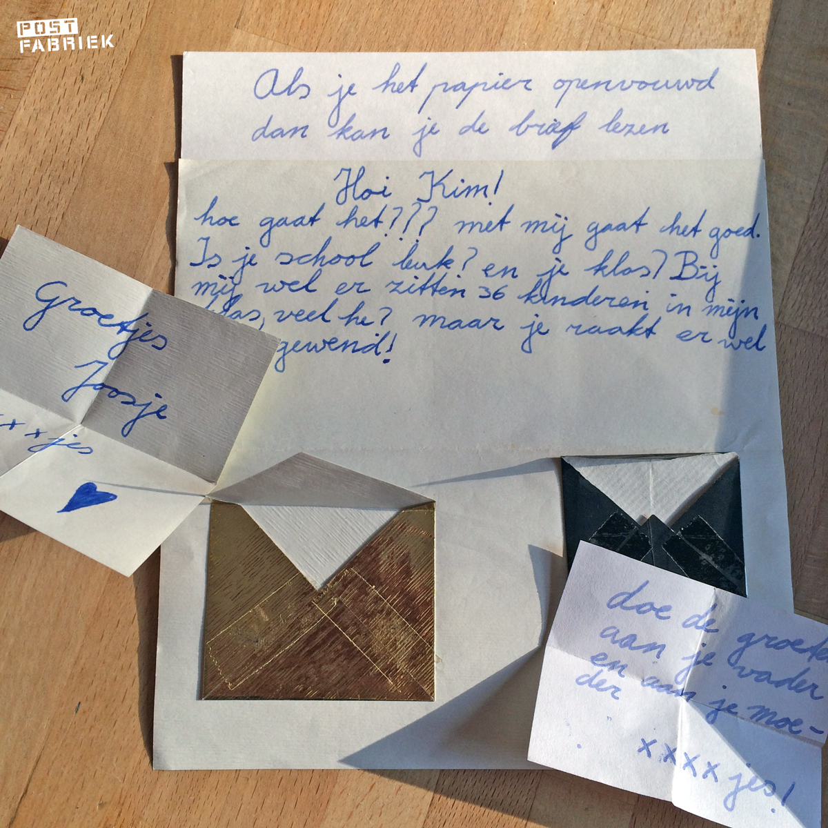 Een brief met kleine briefjes verstopt in zelfgevouwen envelopjes