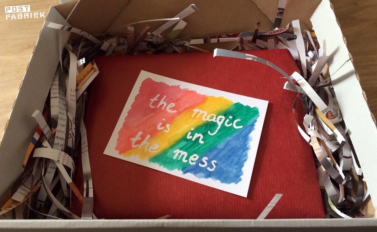 Een pakketje met een kaart met daarop "The Magic is in the Mess"