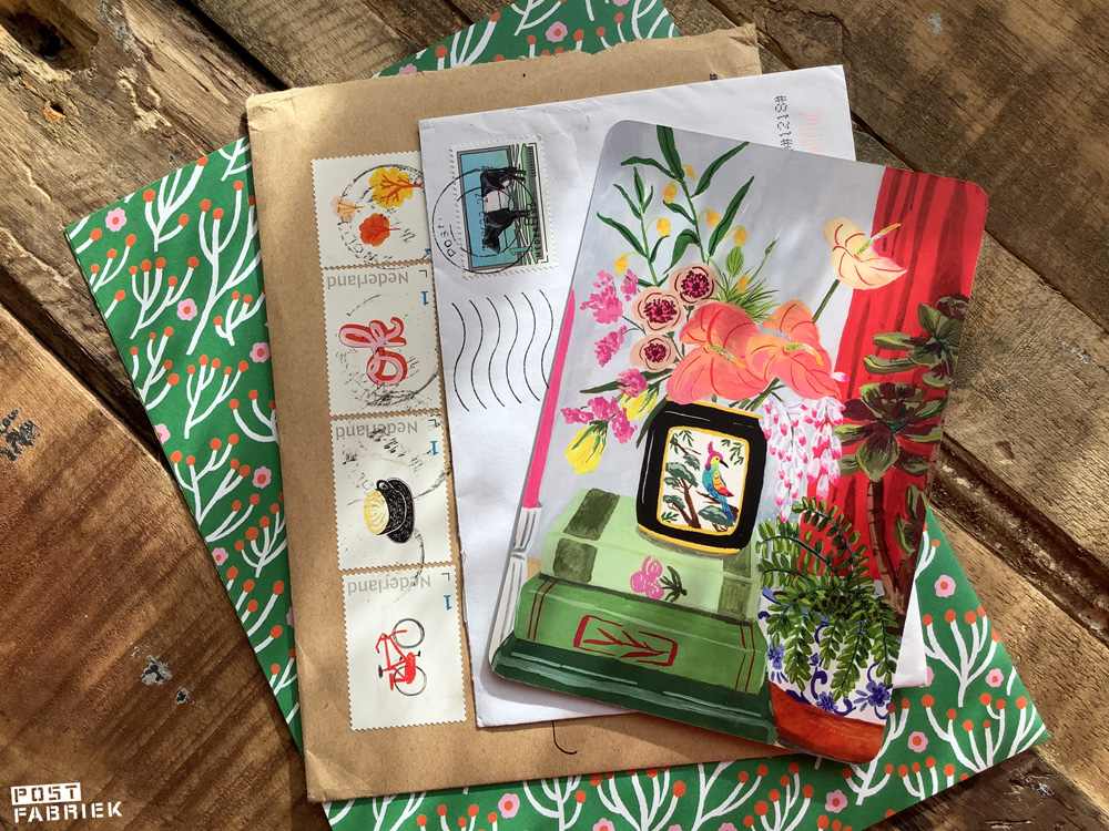 Stapeltje post. Onderop een groot vel cadeaupapier met illustraties van Chloe Welch. De mooie postzegels zijn van Ninamaakt. Het kaartje bovenop komt uit Flow Book for Paper Lovers 10, de illustratie is gemaakt door Sarah Gesek.