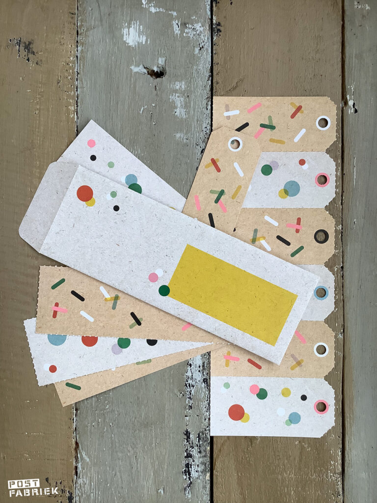 Cadeaulabels en langwerpige enveloppen met bijpassende kaarten uit Flow Book for Paper Lovers 10.
