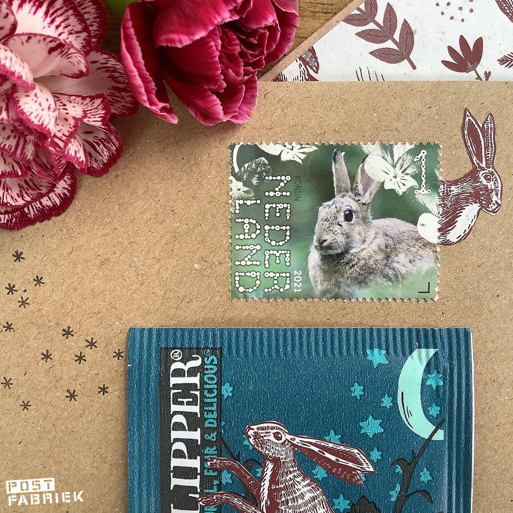 Het prachtige Hare Nature cadeaupapier van House of Products combineert mooi met een postzegel uit de serie 'Beleef de natuur'.
