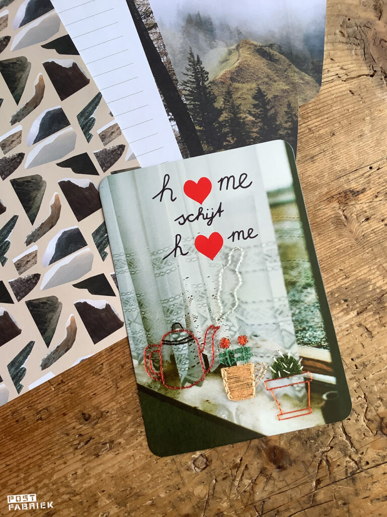 Kaart uit Flow Book for Paper Lovers 9. Foto van Danique van Kesteren, borduursel door Deborah van der Schaaf. Om het nog toepasselijker te maken, personaliseerde Nienke dit kaartje met hartjes stickers en zelfbedachte tekst. 