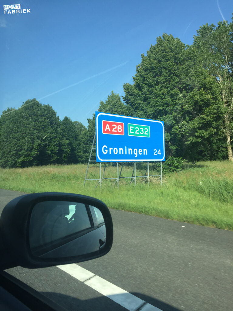 Een spannend ritje Groningen. Toen we langs dit bord reden waren we niet ver van een grote sprong.
