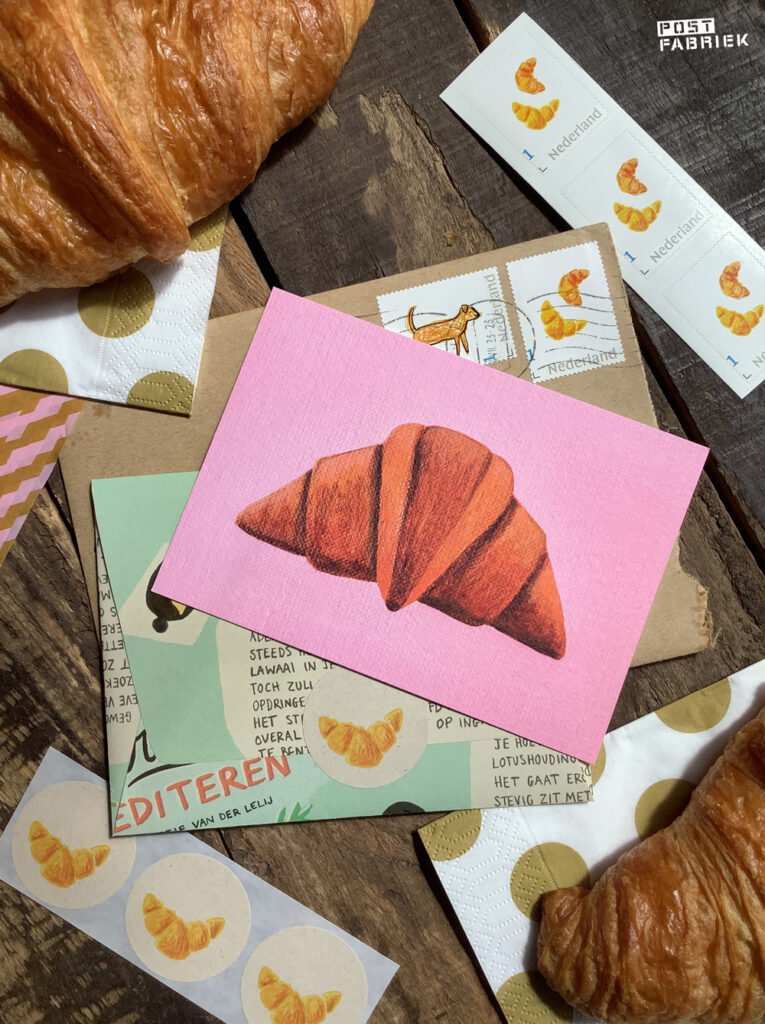 Luxe brood per post! Dit croissantje is een kaart van De streken van Agnes. De postzegels en sluitstickers zijn van Ninamaakt.