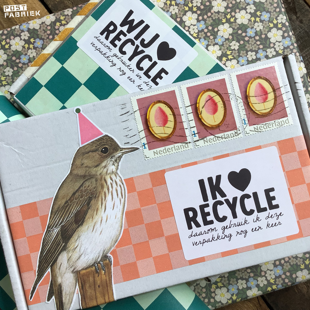 Deze stickers van Lots of Lo maken het recyclen van brievenbusdoosjes nog charmanter.
