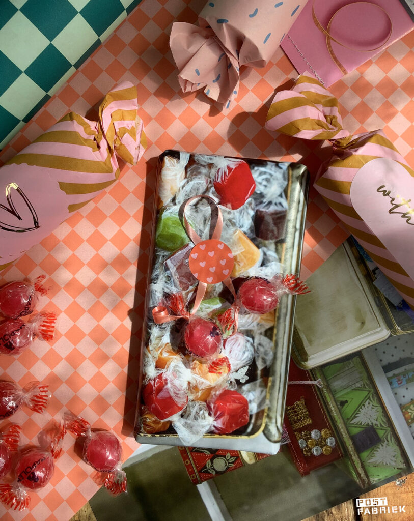Een chocoladereep verpakt in een pagina uit Flow Magazine 8-2014 met zuurtjes aan een lintje en een sticker van Vlinders in je buik.