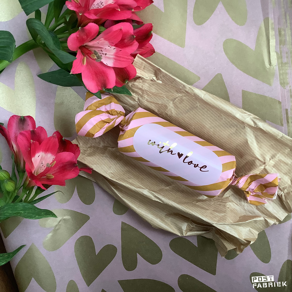 Met een mooi papiertje en sticker van Vlinders in je buik tovert Nienke een Wc-rol om tot een snoepje. Originele manier om waxinelichtjes te verpakken.